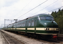 807590 Afbeelding van het electrische treinstel nr. 501 (plan TT, Treinstel Toekomst , mat. 1964) van de N.S. te Maarn.